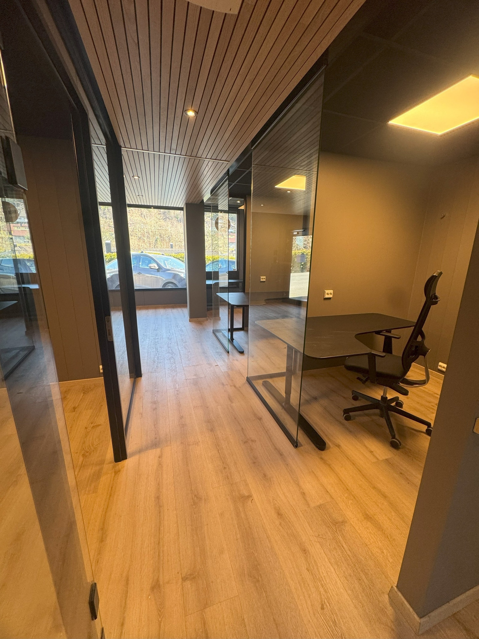 Kontorene sett fra bakre kontor - rommet til venstre kan brukes som møterom, eller kontor Galleribilde