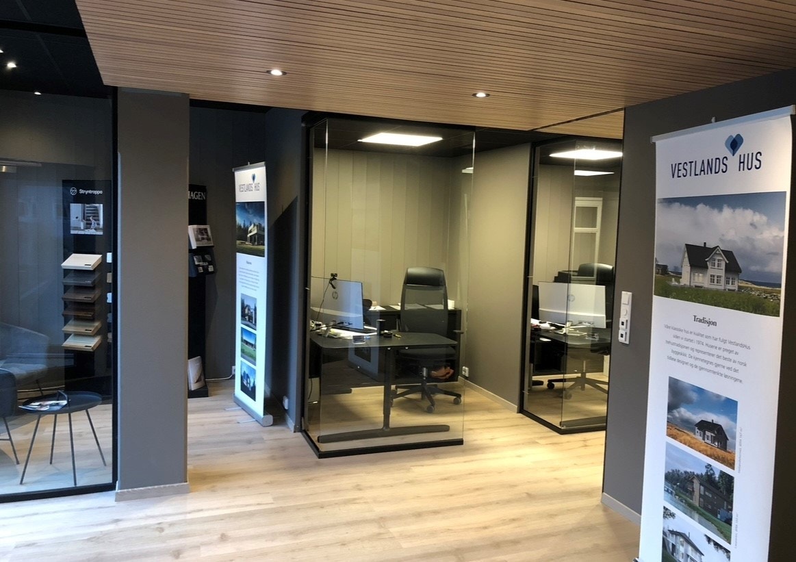 Fra inngangsparti når det var i bruk - område mellom kjøkken/møterom og kontorfløy Galleribilde