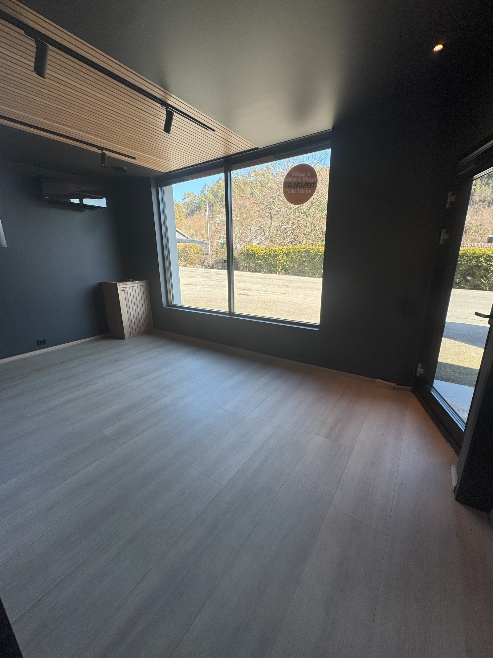 Det sørste møterrommet sett fra kjøkkenet Galleribilde