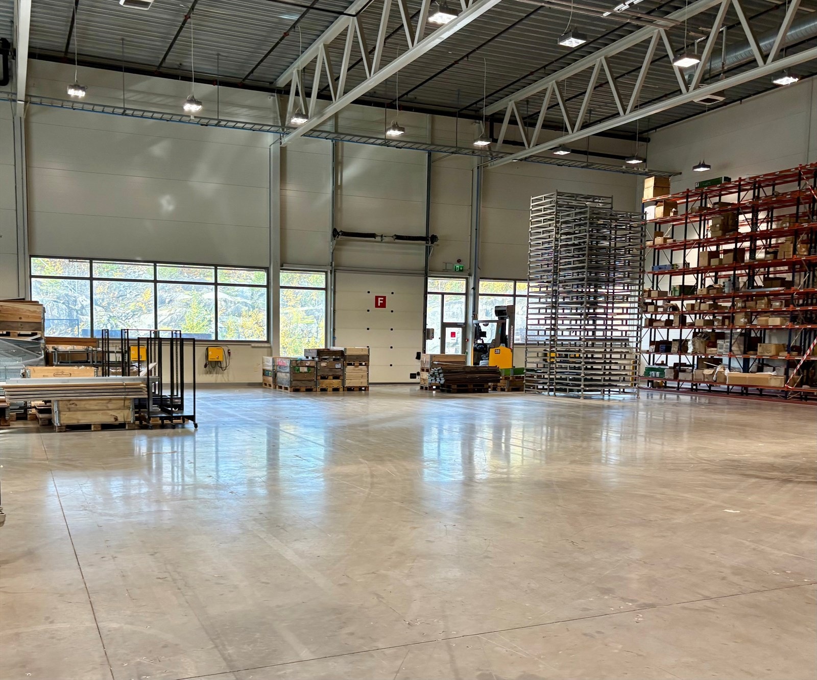 Lagerdel 590 kvm med adkomst via to kjøreporter Galleribilde