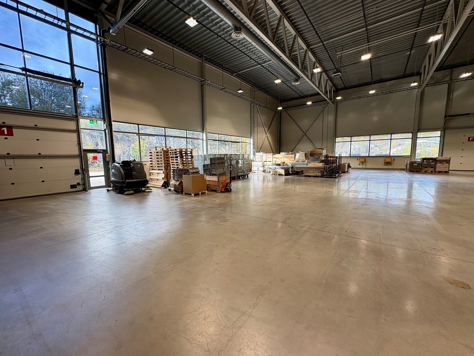 Lagerdel 590 kvm med adkomst via 2 kjøreporter Galleribilde