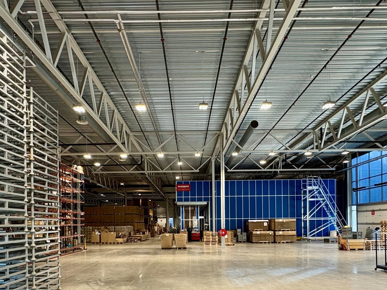 Lagerdel 590 kvm med adkomst via to kjøreporter Galleribilde