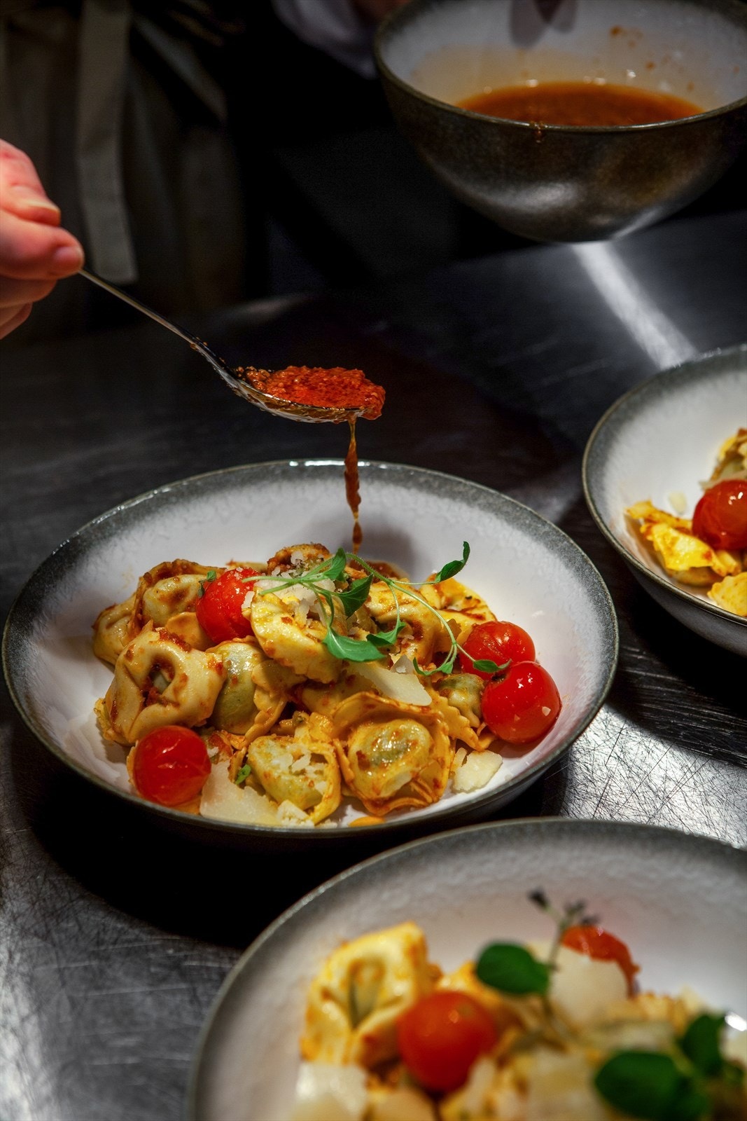 Det serveres lekre retter i kantinen Galleribilde