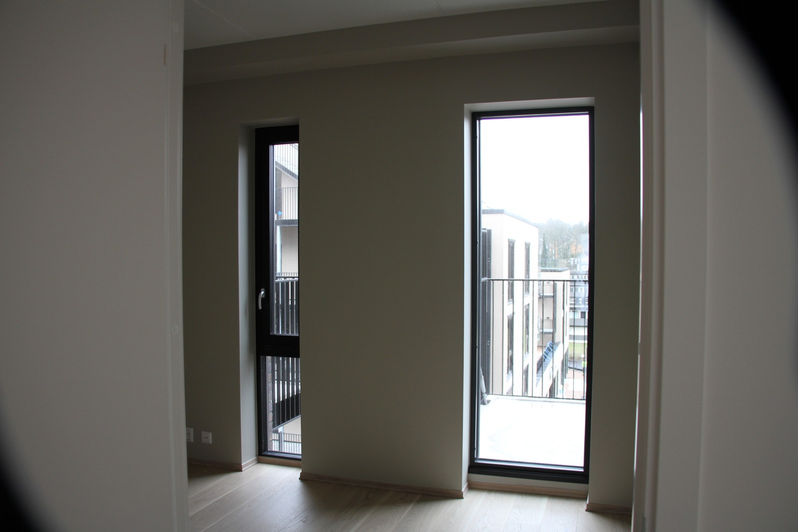 Master Bedroom, 11 m2, med lystette persienner, garderobeskap med speil vil monteres Galleribilde