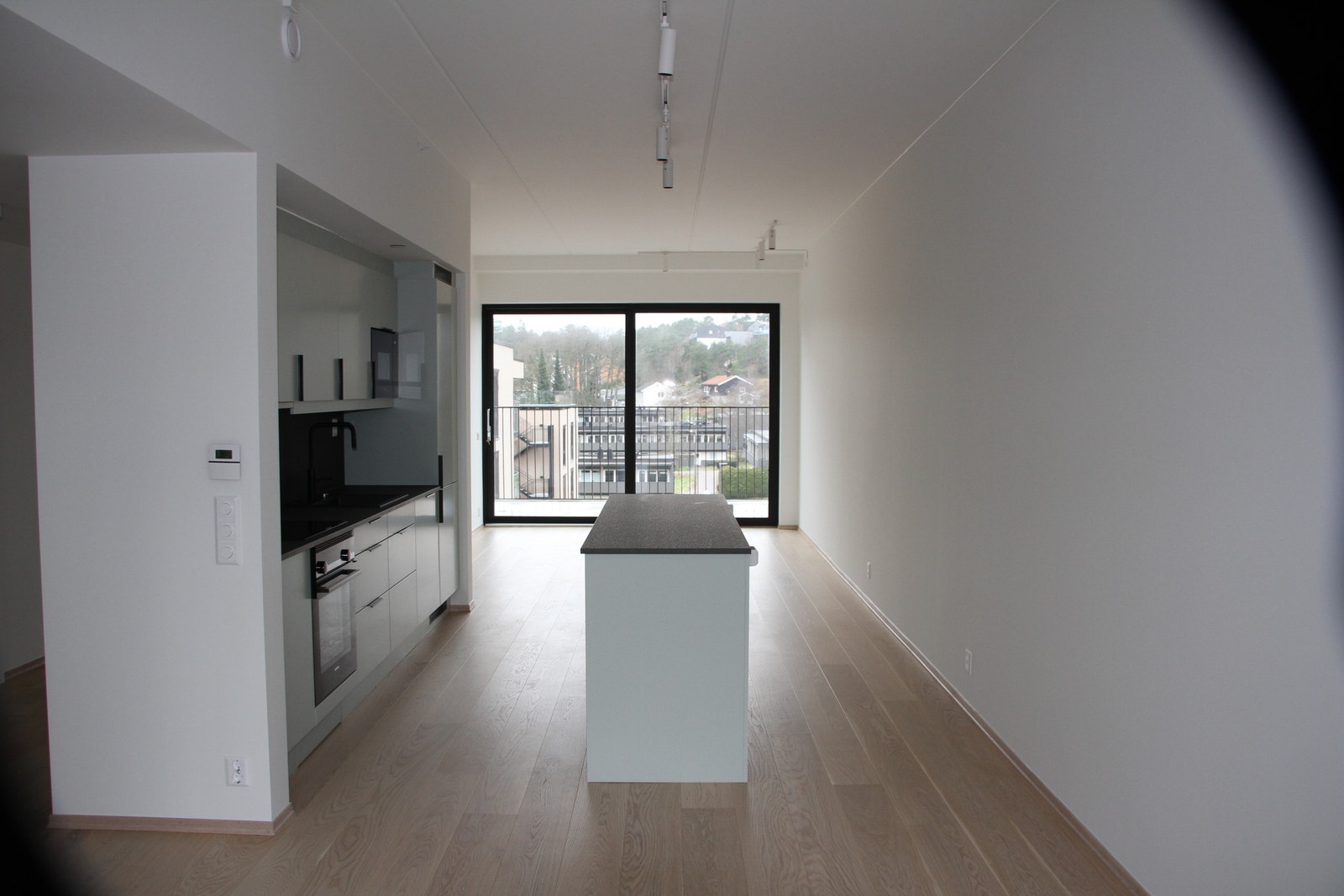 Oppholdsrom/kjøkken mot balkong og syd. Galleribilde