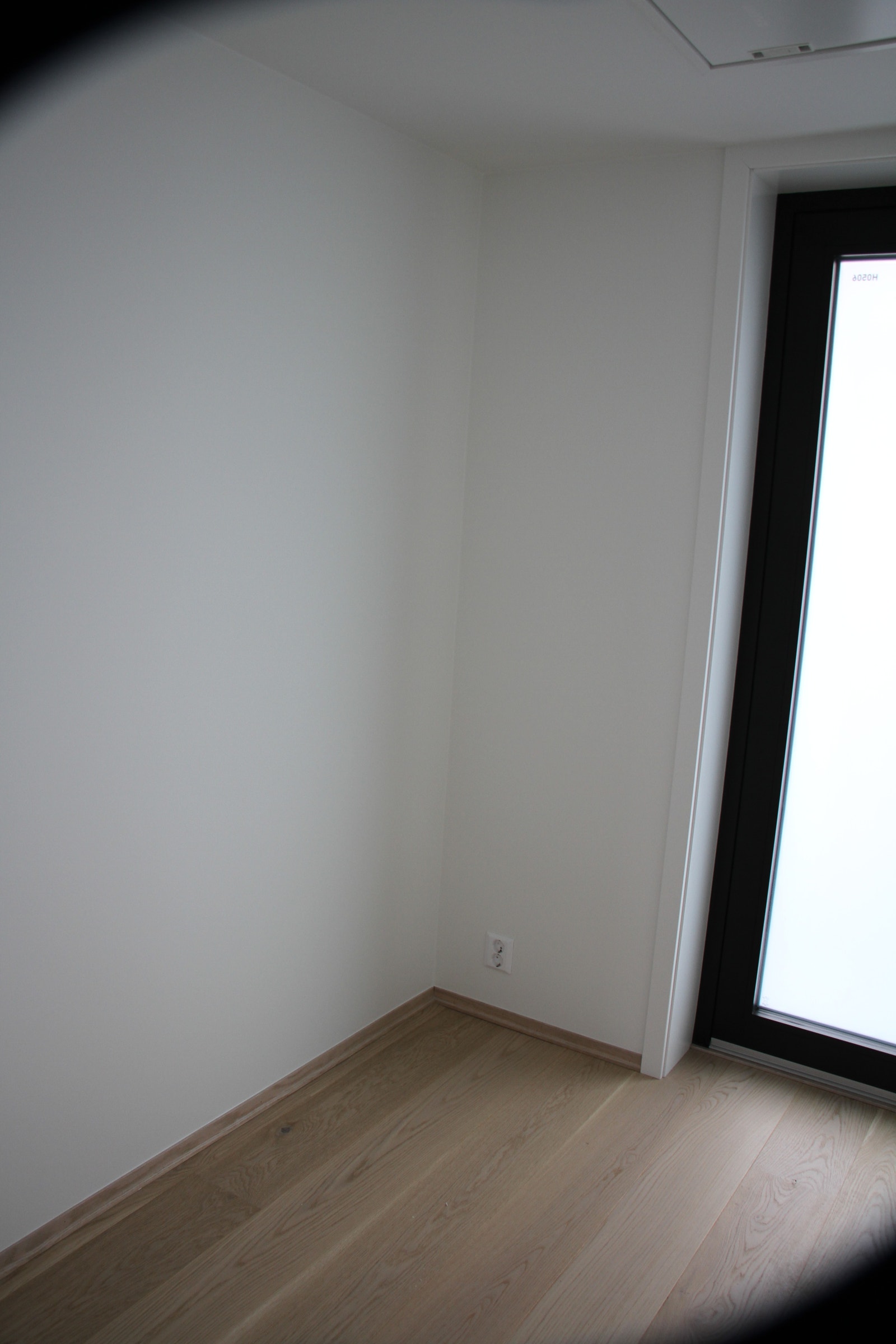 Entré, her kommer skyvedørsgarderobe. Galleribilde