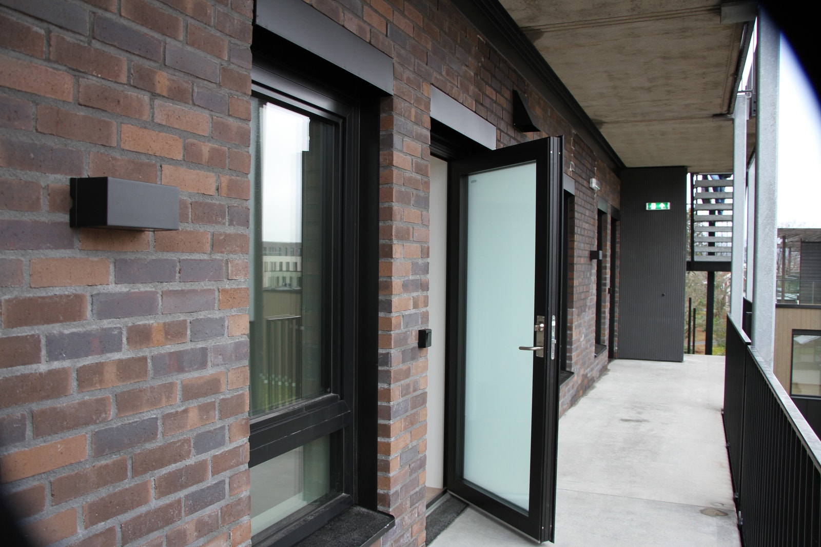 Inngangsdør på tilkomstveranda. Galleribilde