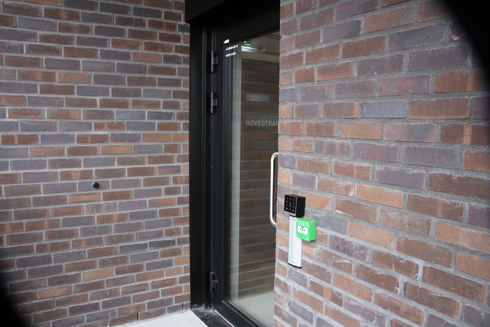 Utgang til heis/trapp med kode for å komme ut for sikkerhet. Galleribilde