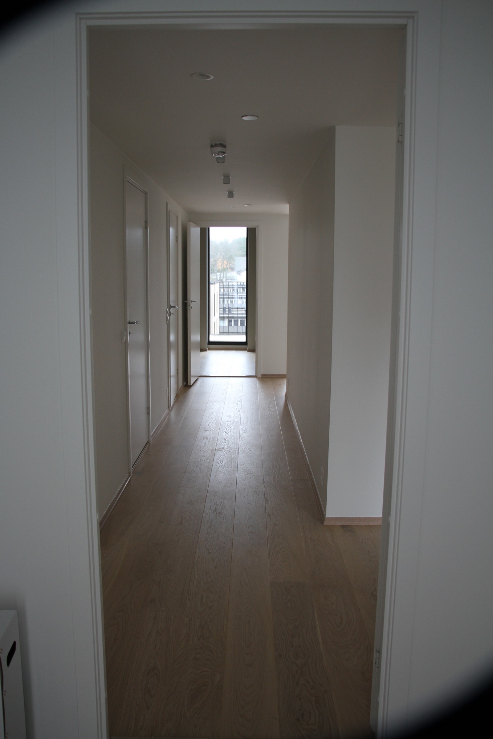 Fra vindfang mot master bedroom. Vaskerom og bad til venstre i gangen. Soverom to til venstre rett etter vindfang. Galleribilde