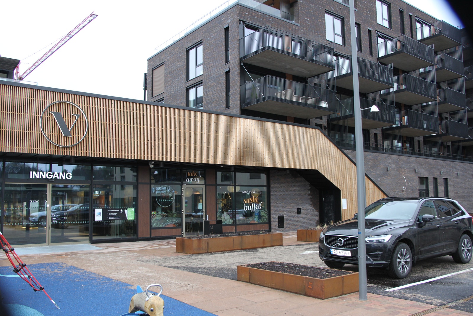 Inngang til kjøpesenter, blokka til høyre Galleribilde