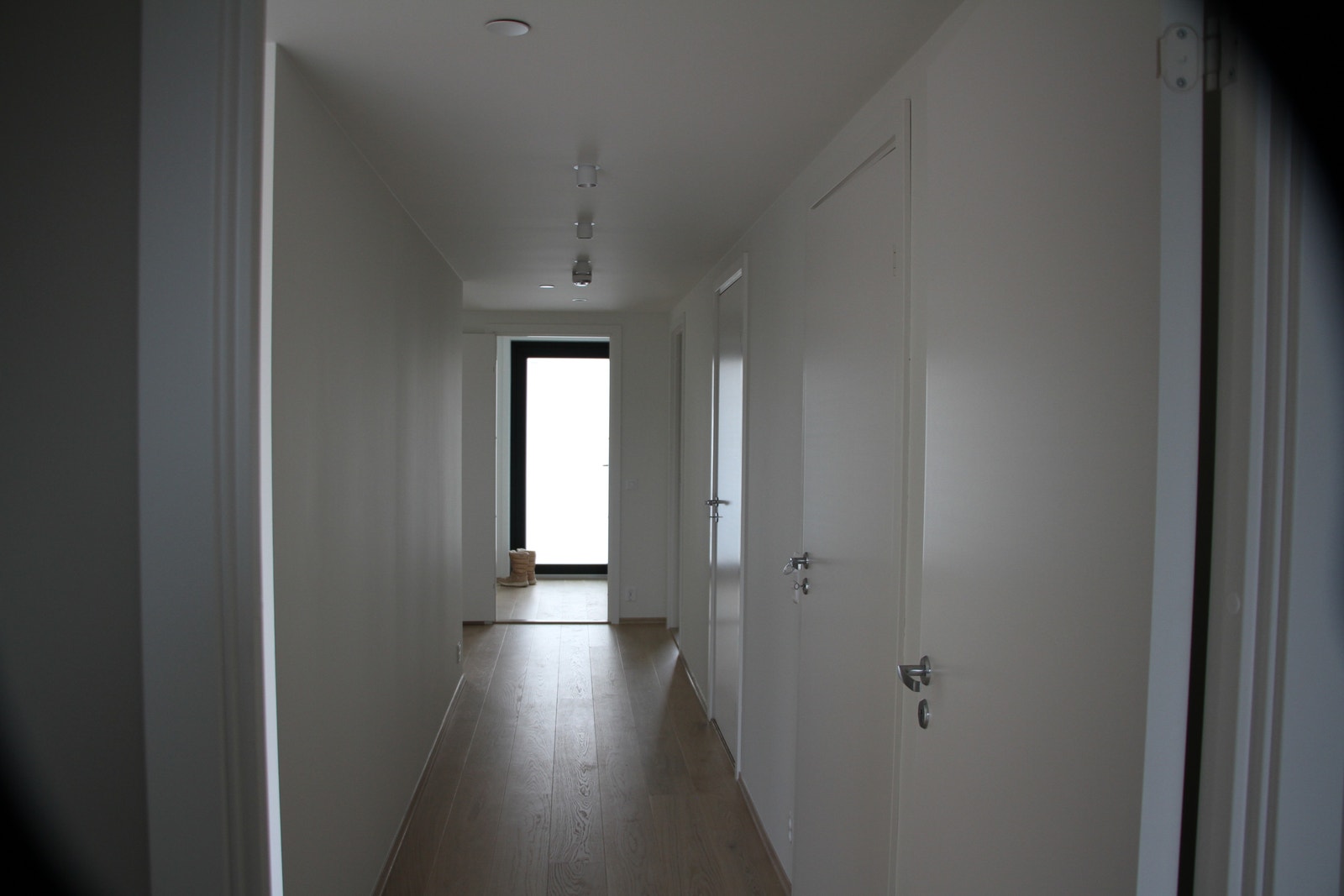 Gang mot inngangsdør/vindfang Galleribilde