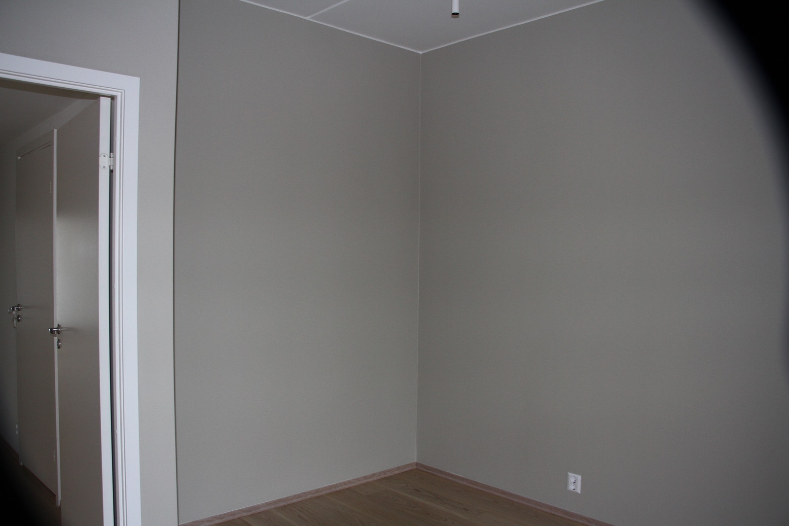 Master Bedroom, 11 m2, her kommer skyvedørsgarderobe med speil Galleribilde