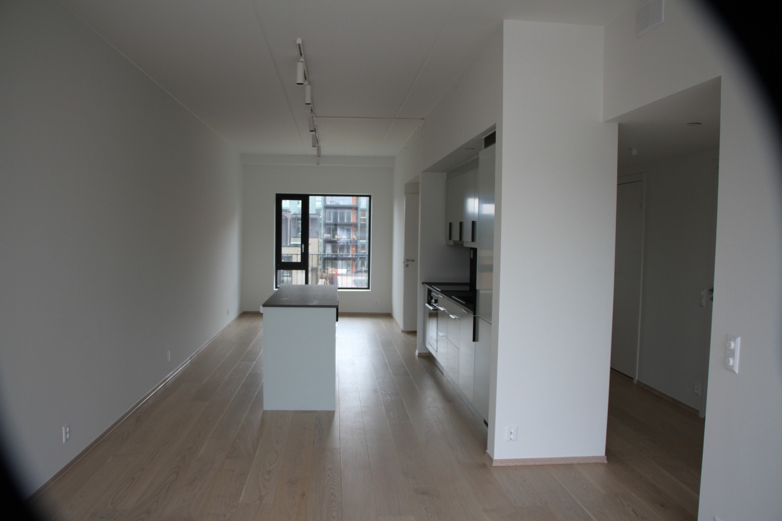 Kjøkken og spiseplass ved vindu Galleribilde