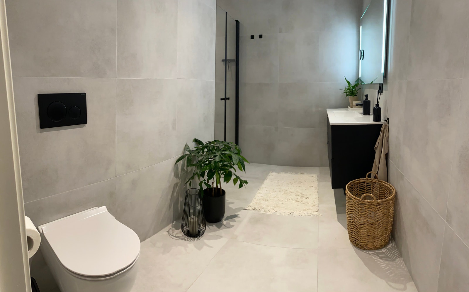 Delikat flislagt bad, gulv og og vegg Galleribilde