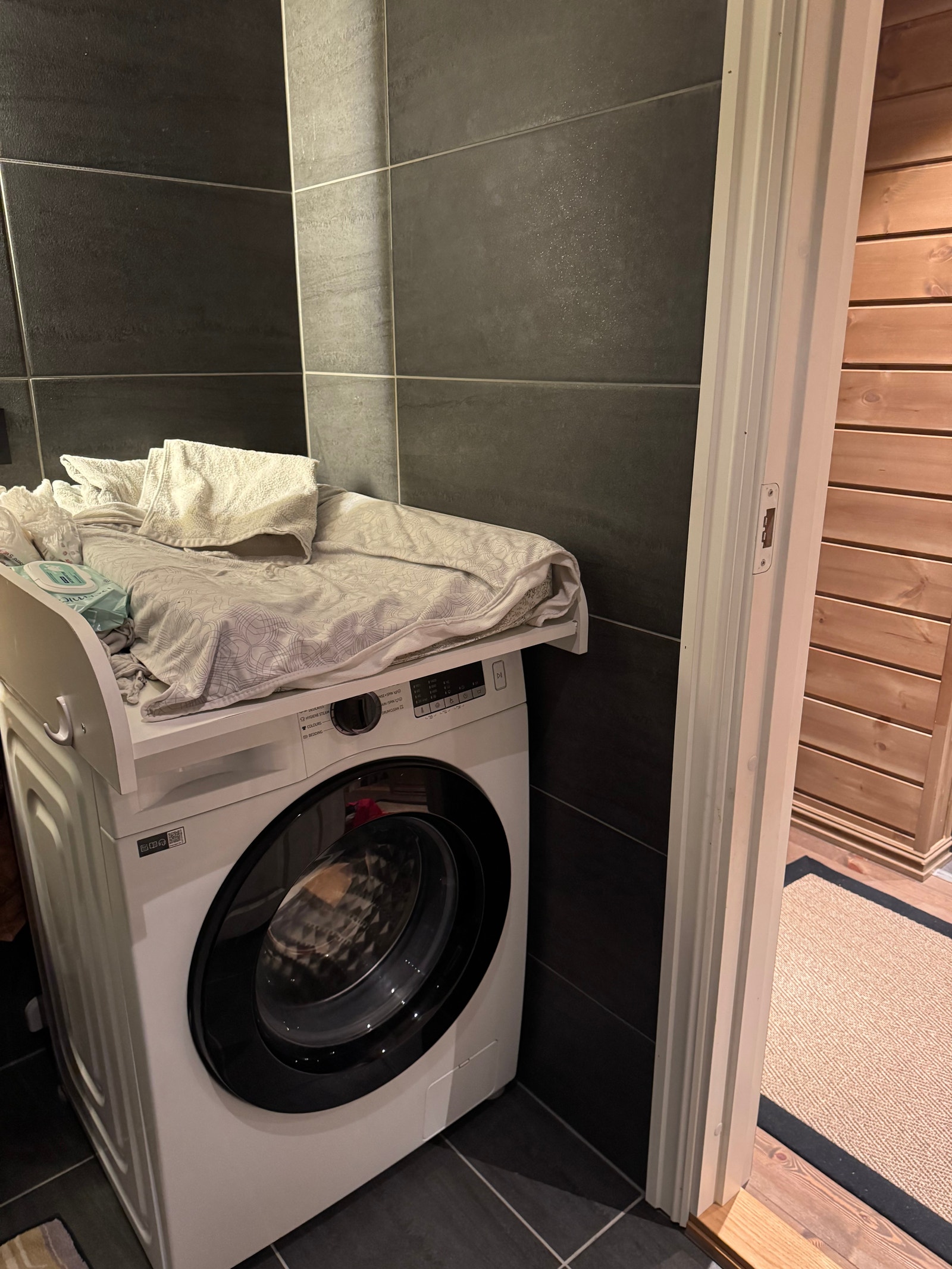 Stelleplass oppå vaskemaskin på badet Galleribilde