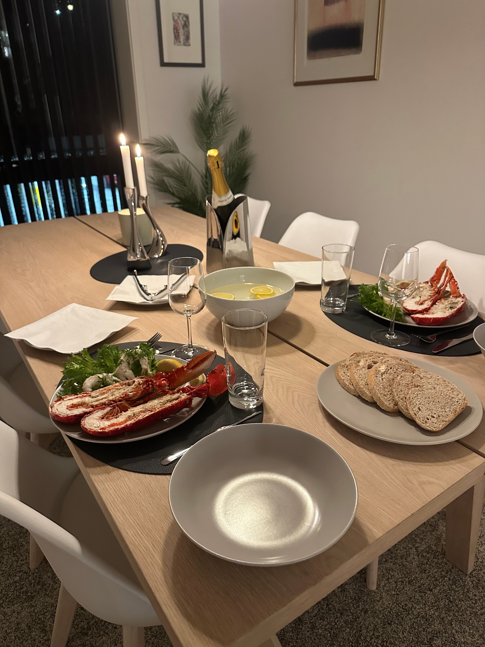 Spisebord / med Champagne 🍾 kjøp fra vinmonopolet i Kragerø Galleribilde