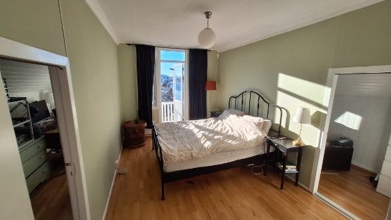 Soverom mot vest, med veranda. (Møblene tilhører nåværende leietaker.) Galleribilde