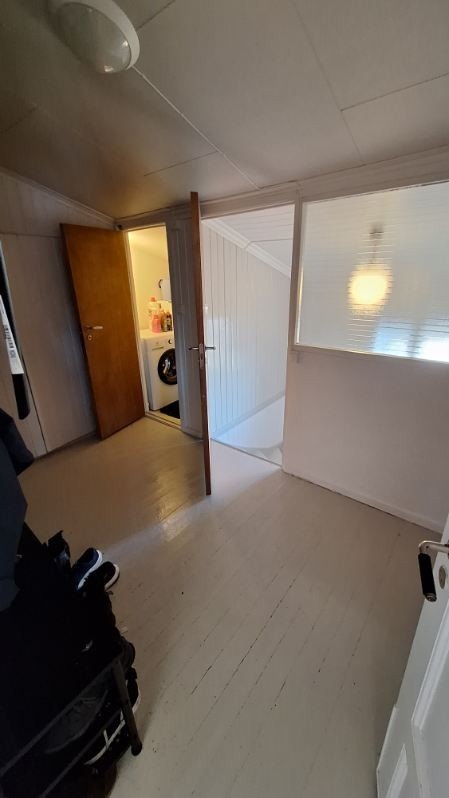 Inngang til vaskerommet fra gangen utenfor leiligheten. Leietaker i 1 etg. disponerer et rom med dør fra denne gangen. Galleribilde