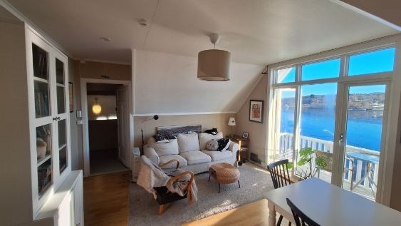 Stue mot sør. Inngang fra stua til nytt kjøkken. Galleribilde