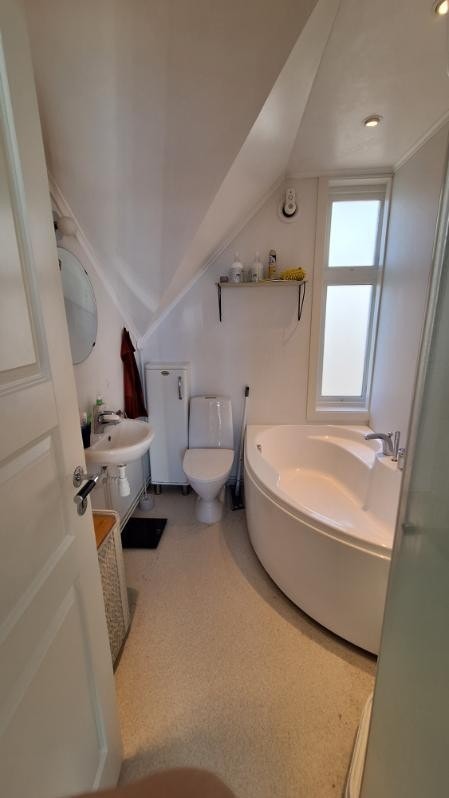 Bad fra 2016, med wc, stor dusj og lite badekar. Galleribilde