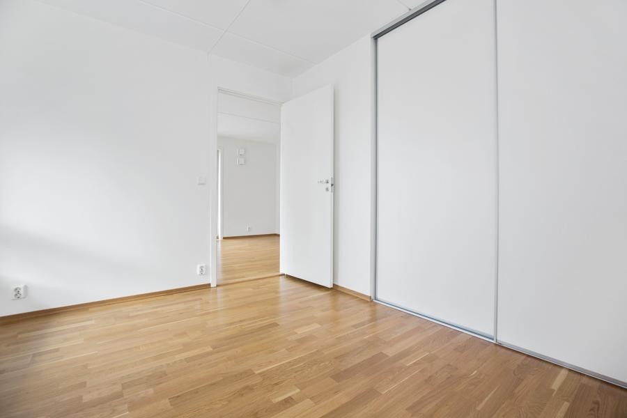 Soverom 1 med skyvedørsgarderobe. Galleribilde