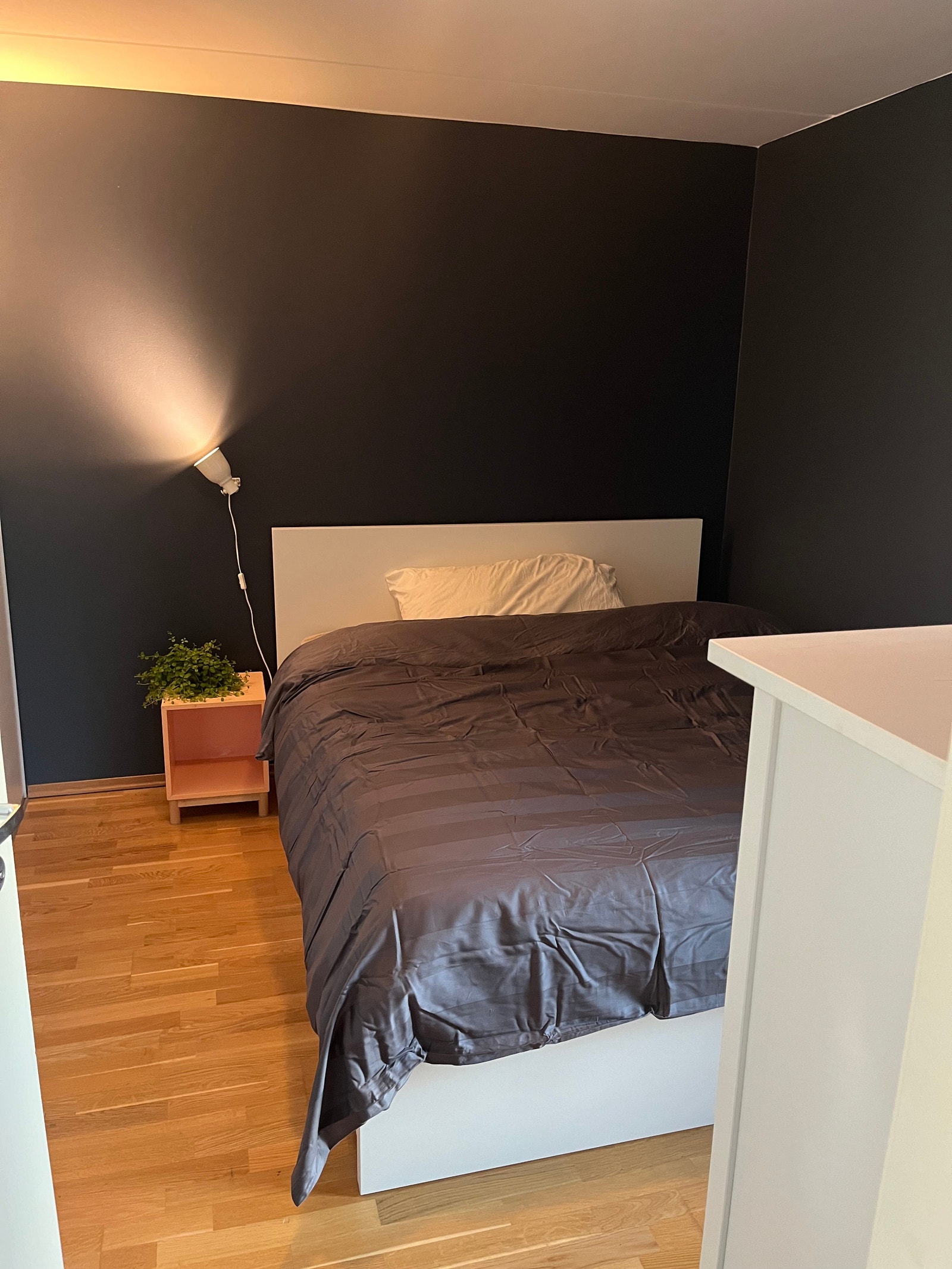 Soverom 1 - Seng, stor skyvedørsgarderobe, kommode og nattbord. Galleribilde