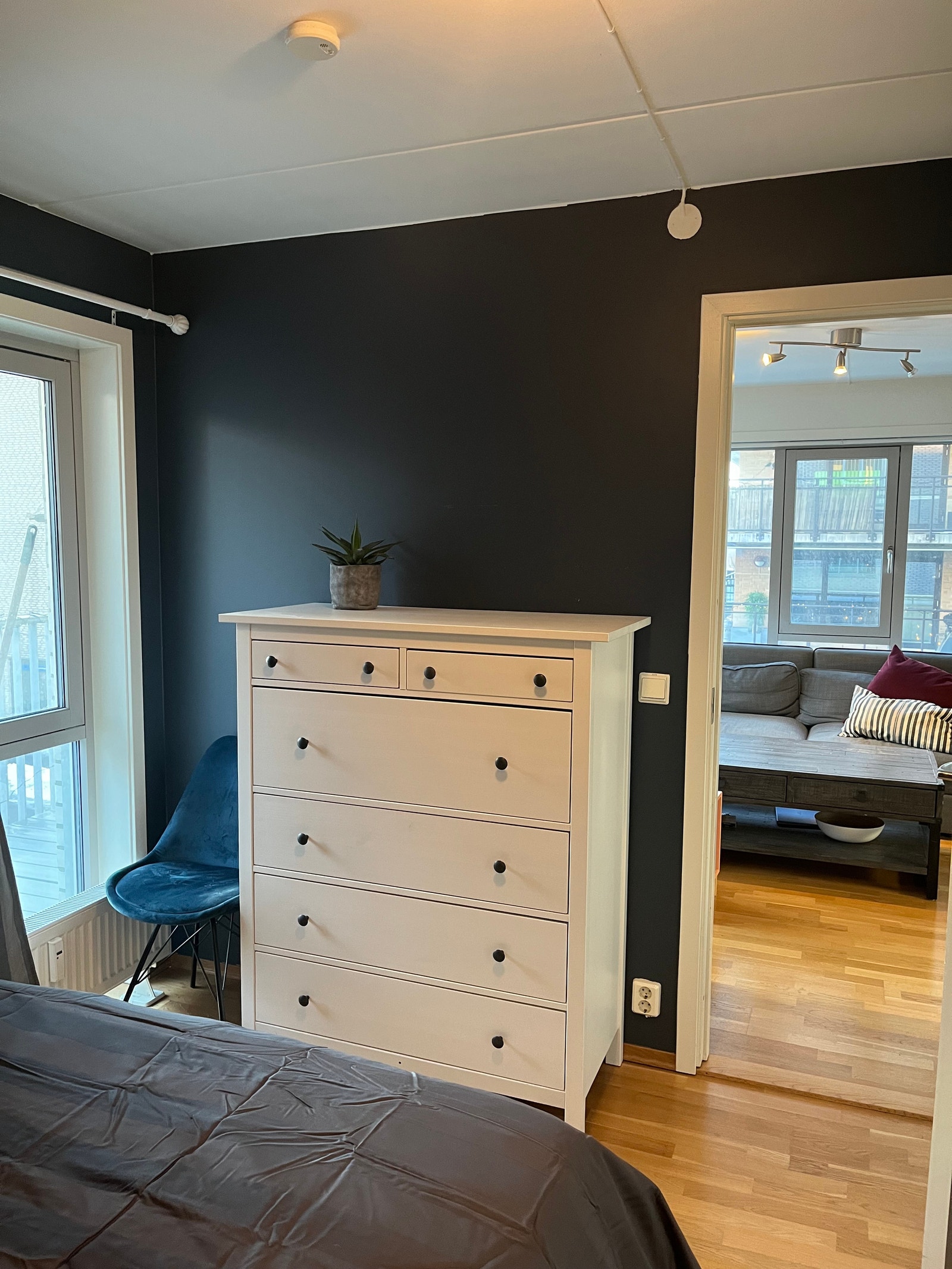 Soverom 1 - Seng, stor skyvedørsgarderobe, kommode og nattbord. Galleribilde