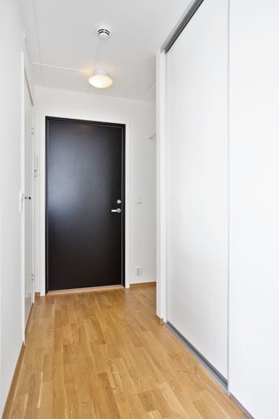 Entre/gang. Romslig skyvedørsgarderobe til høyre for inngangsdør Galleribilde