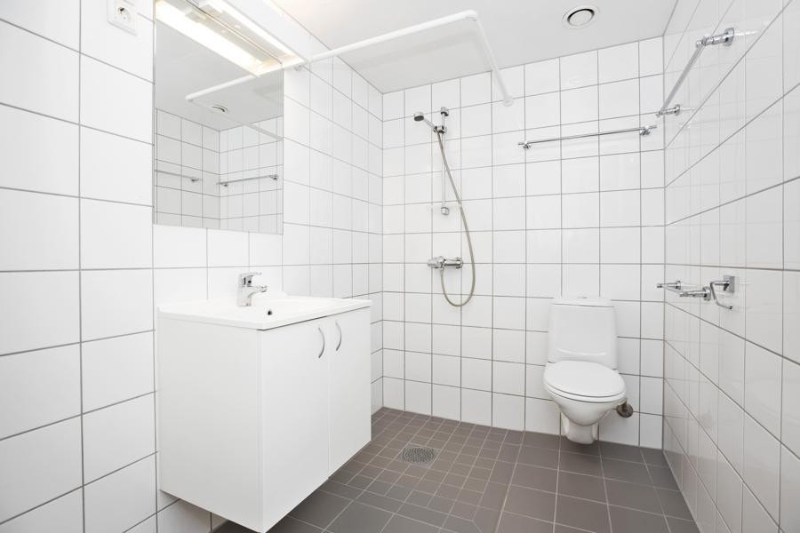 Bad - inkluderer vaskemaskin, dusjforheng og oppbevaringshylle Galleribilde