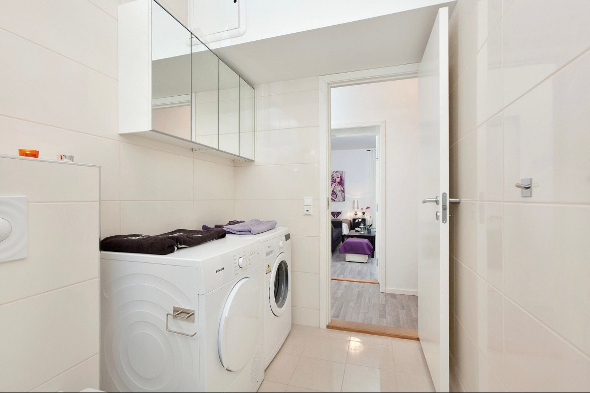 Badet har vaskemaskin og tørketrommel. Galleribilde