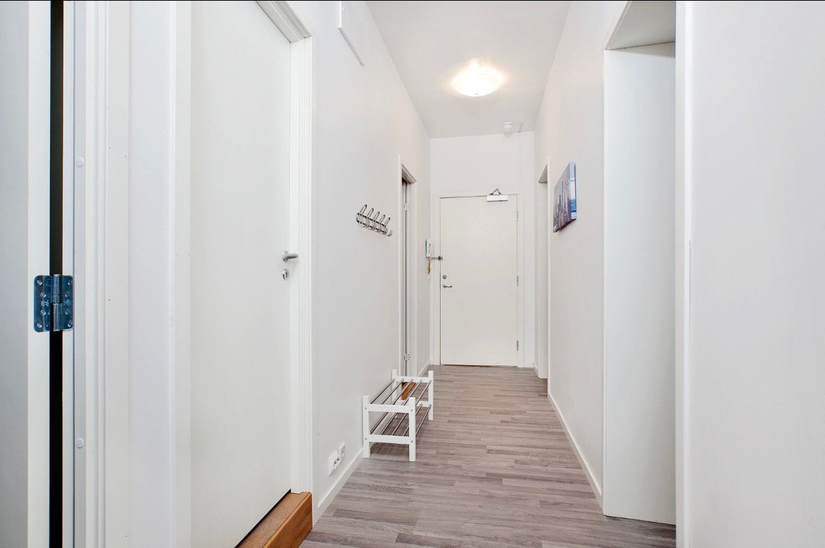 Stor gang med plass til mange jakker og sko. Galleribilde