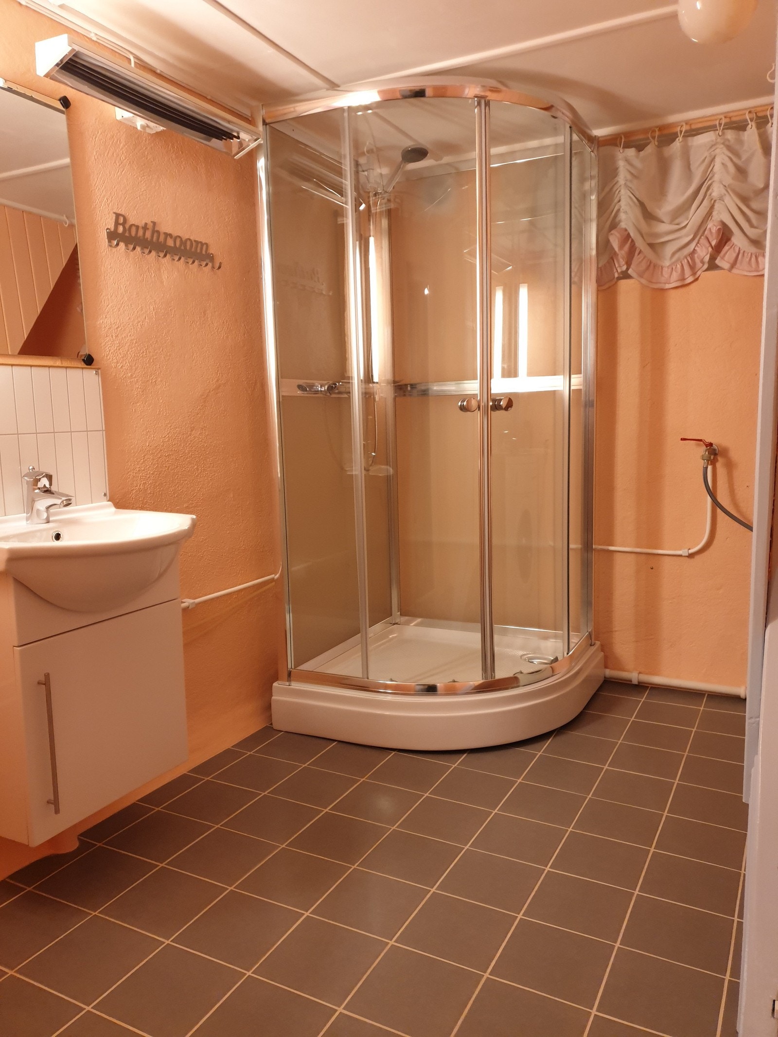 Bad med varmekabler og vaskemaskin Galleribilde
