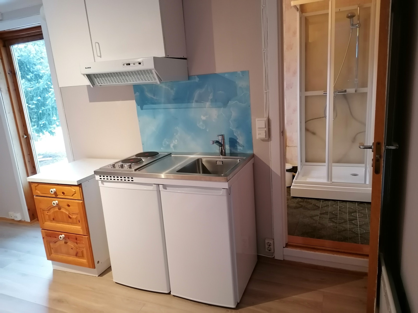 Nytt hybelkjøkken med kjøleskap, kokeplater og kum Galleribilde