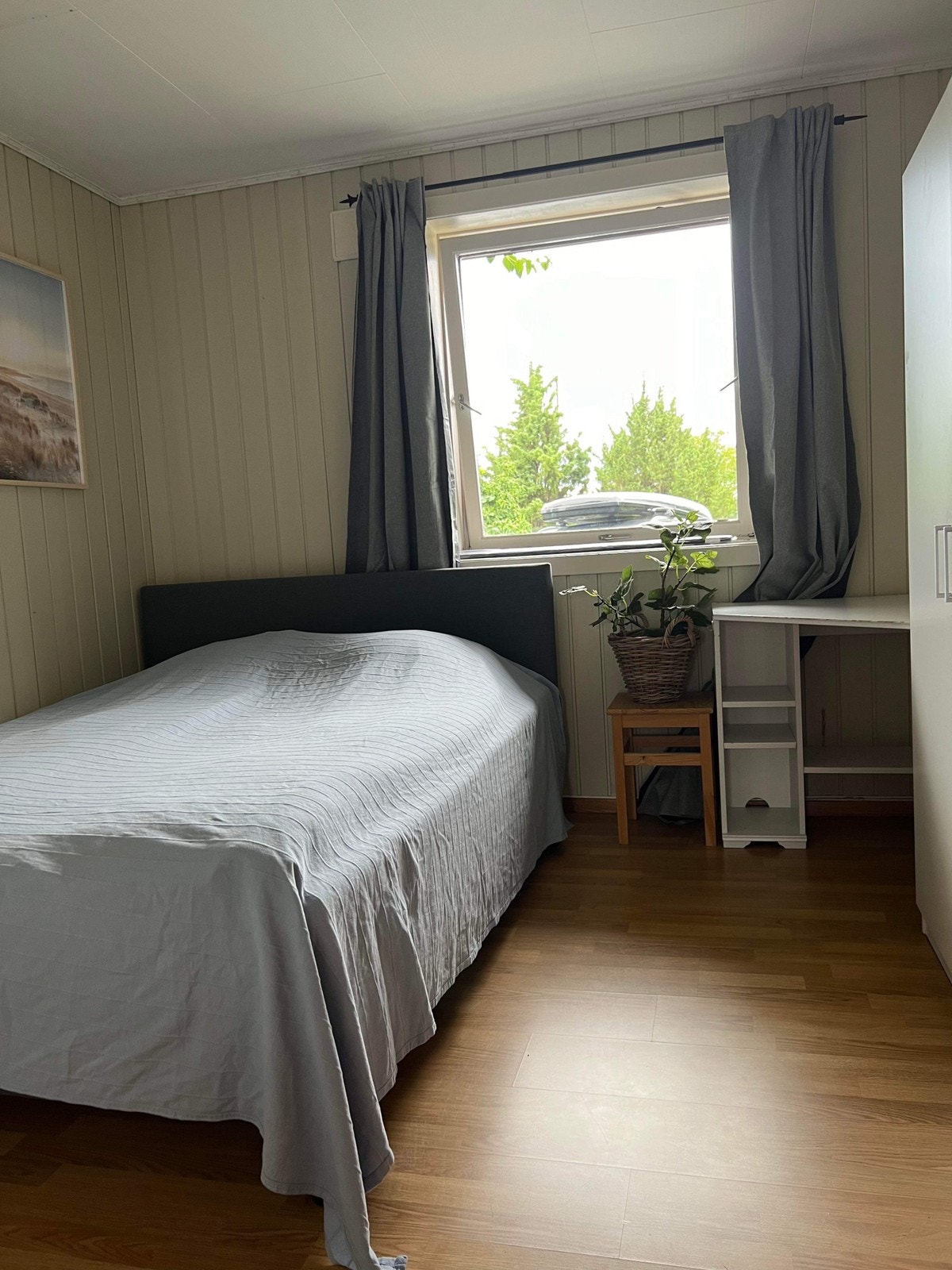 Soverom med dobbeltseng og masse skapplass Galleribilde