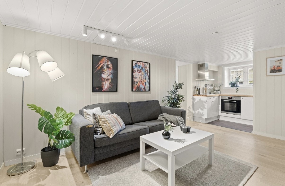 Romslig stue/kjøkken. God plass til en spisestue
bildene er fra tidligere eier. Galleribilde