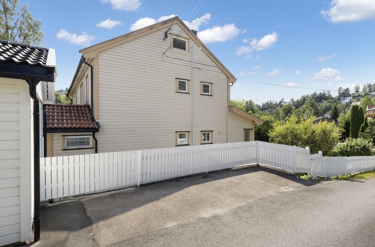 Mulighet for parkeringsplass.
Her ser du også oversikt over egen inngang. Galleribilde