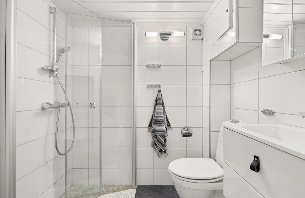 Lyst bad med kombinert vask/tørk-maskin. Galleribilde