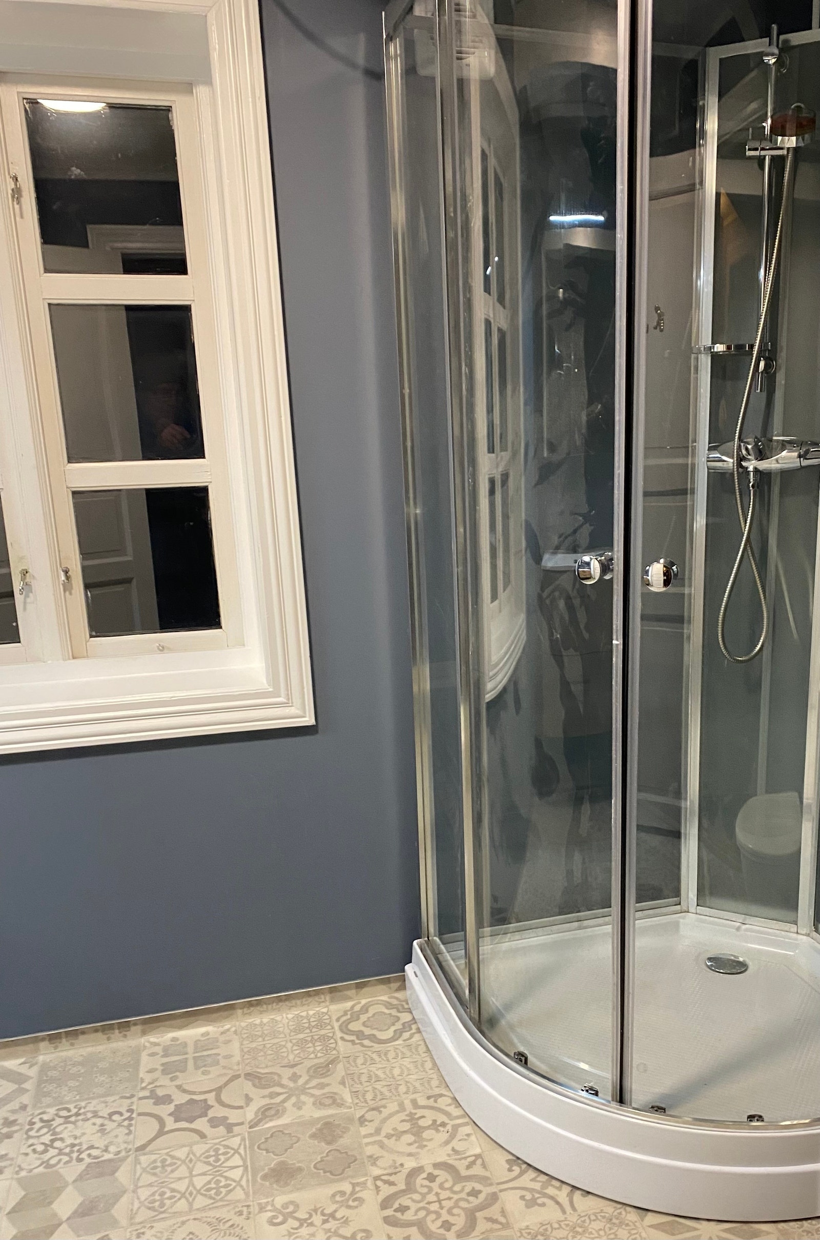 Badet har dusjkabinett Galleribilde