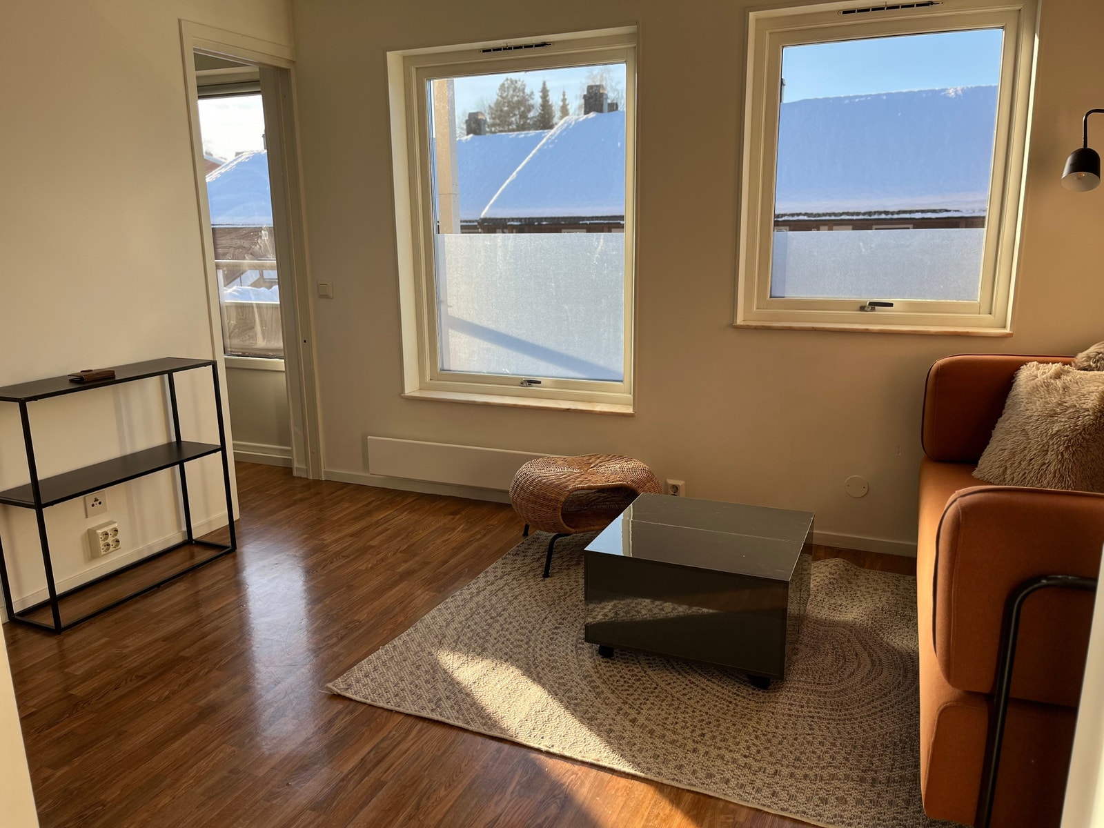 Godt med lys og skjermet for innsikt. Boligen ligger i 2 etasje Galleribilde