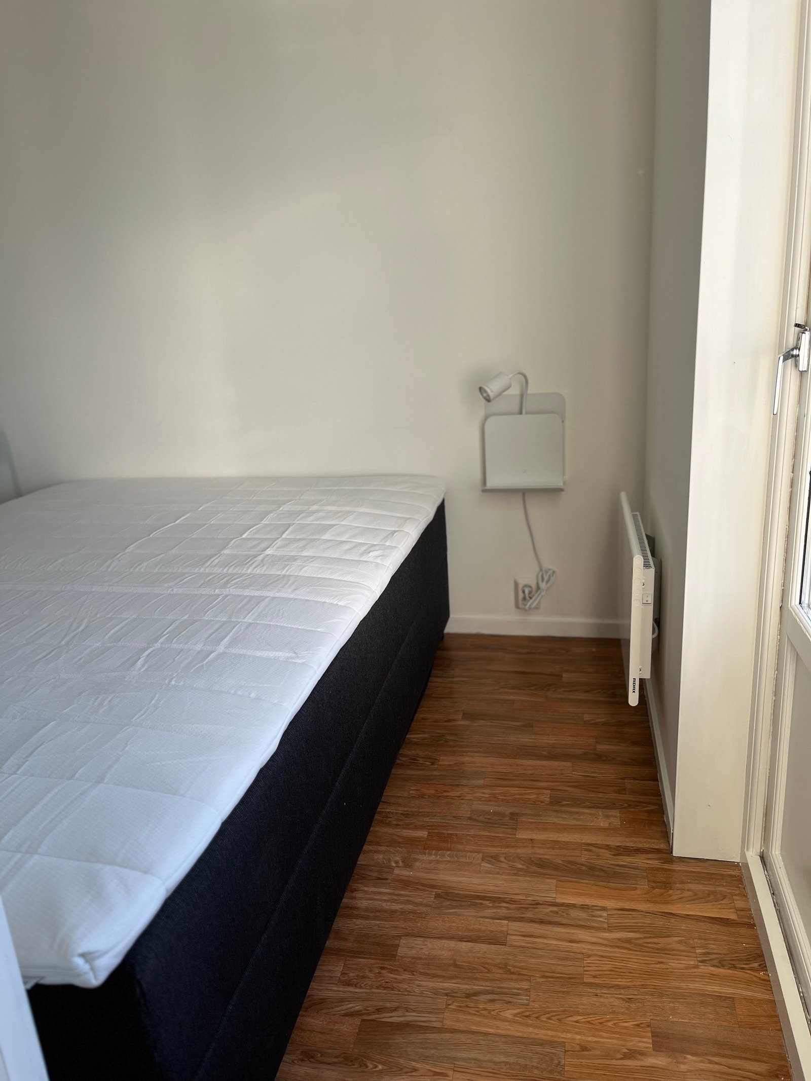 God plass på soverom med utgang til terrasse Galleribilde