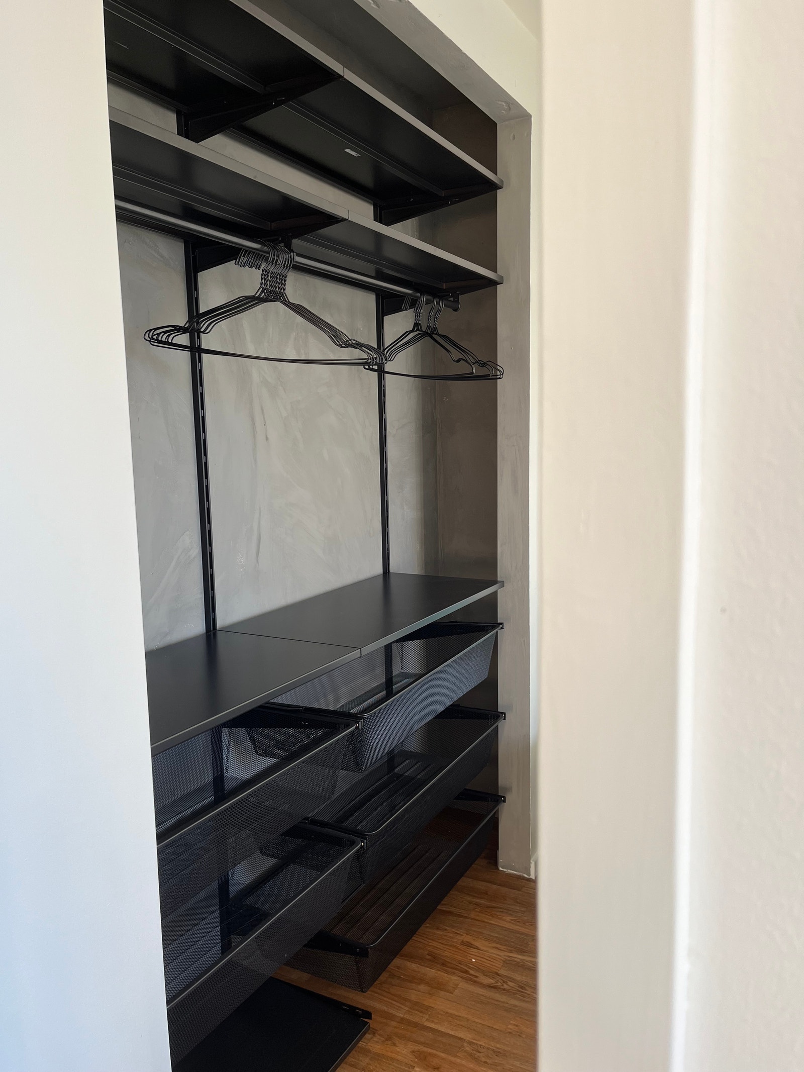 Garderobeløsning med god oppbevaringsplass Galleribilde