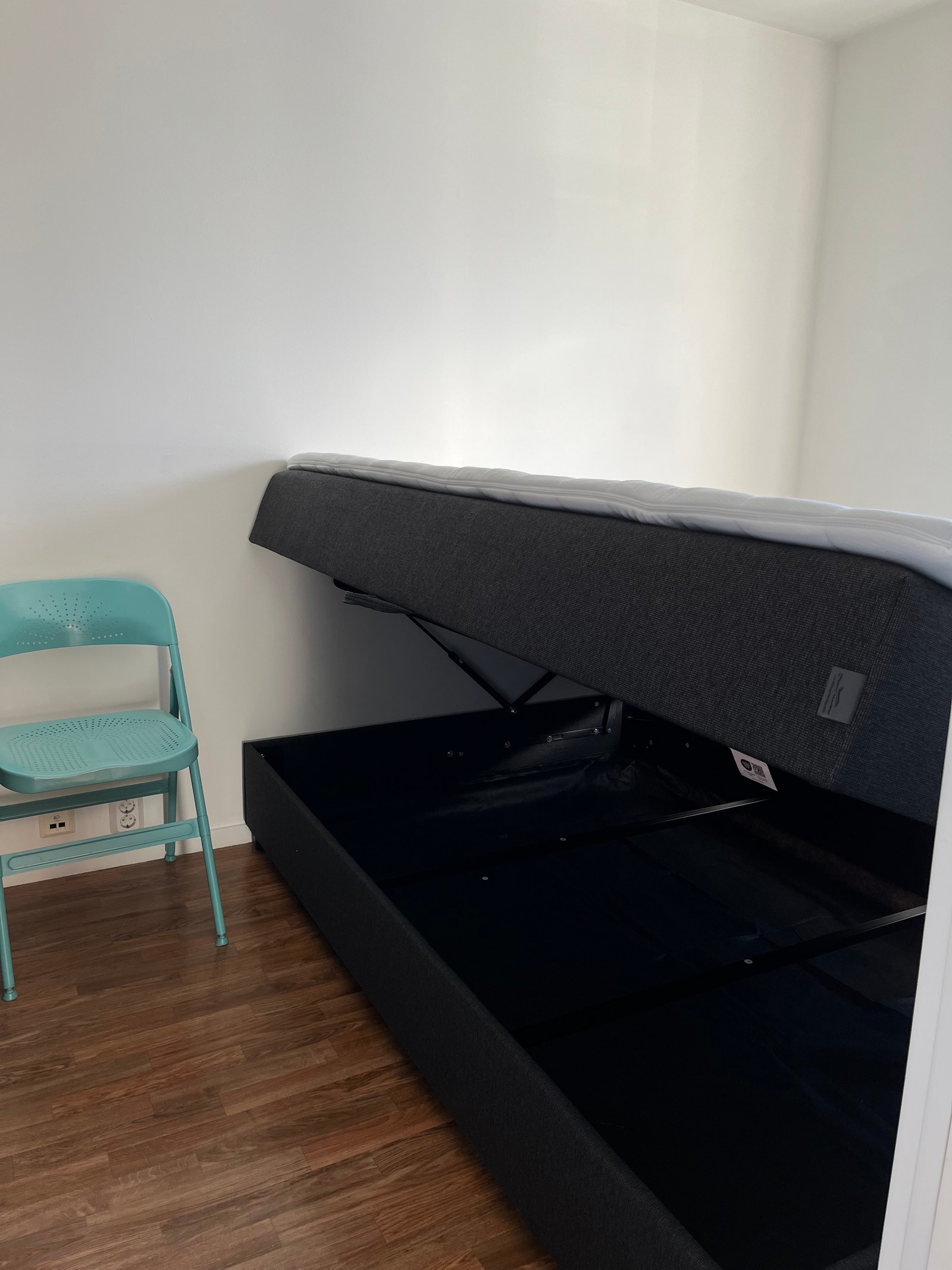 Dobbeltseng med oppbevaring under hele sengen Galleribilde