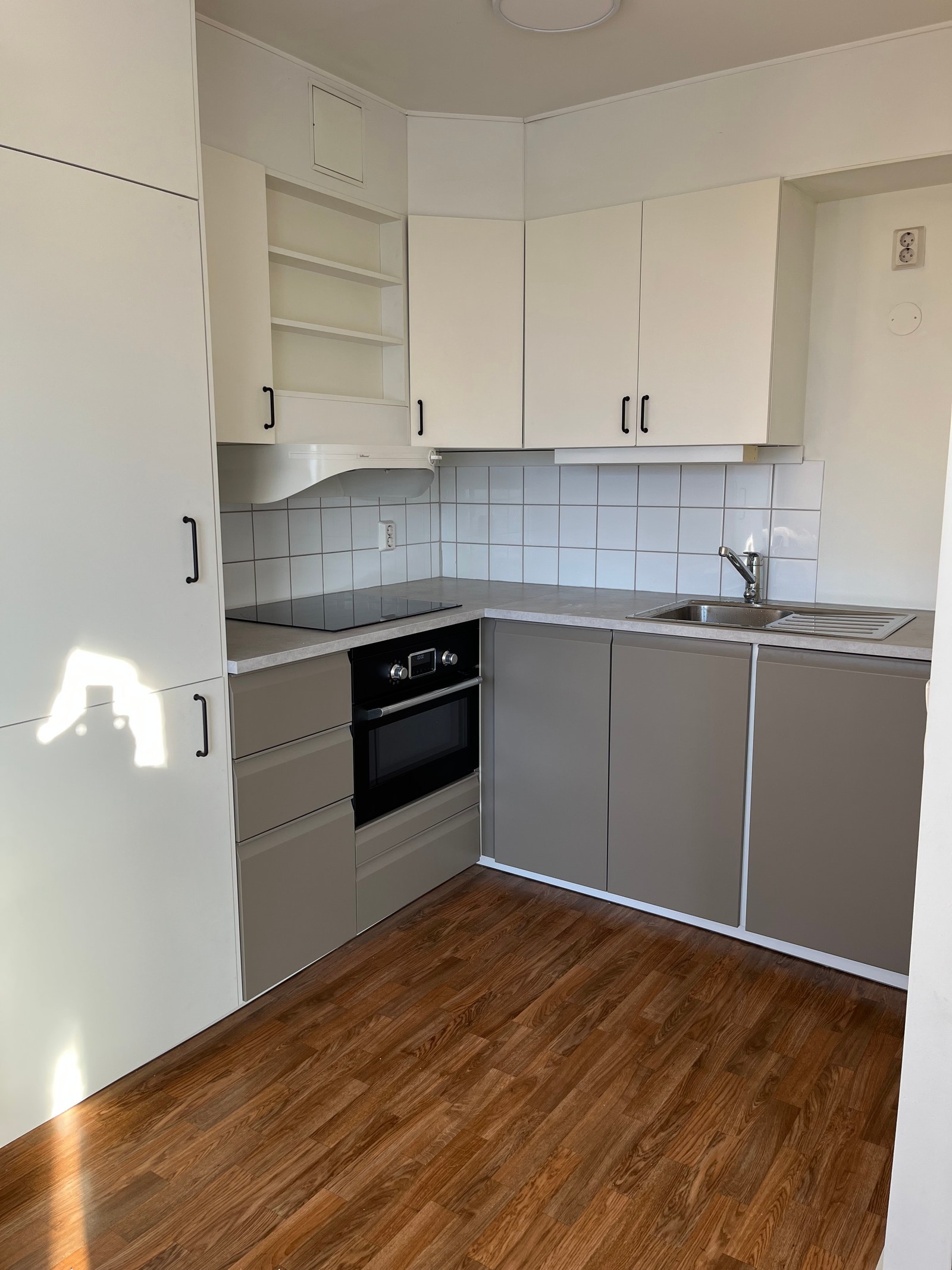 Nytt kjøkken med nye hvitevarer. Kombi ovn, kombiskap med kjøl og frys samt oppvaskmaskin. Galleribilde