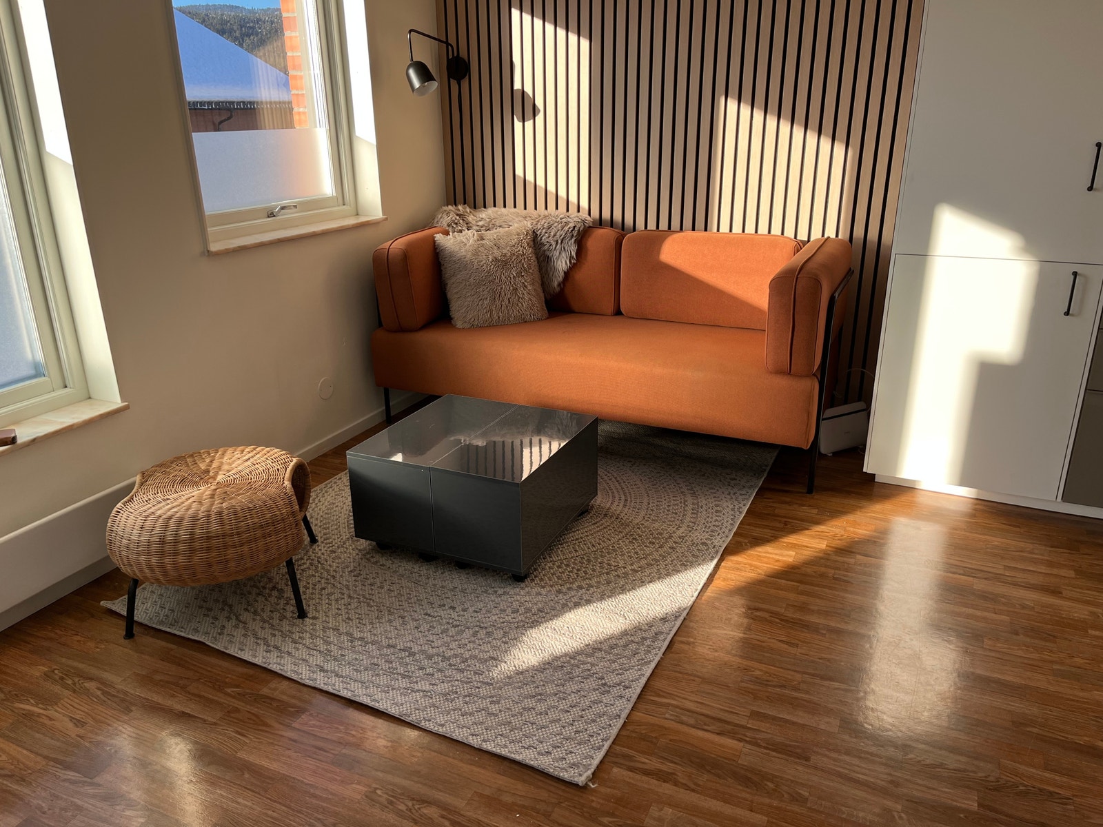 Moderne stue med god belysning Galleribilde