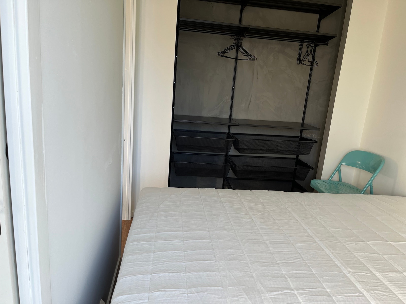 Soverom med åpen garderobe og god utnyttelse. Dobbeltseng med oppbevaring under hele sengen Galleribilde