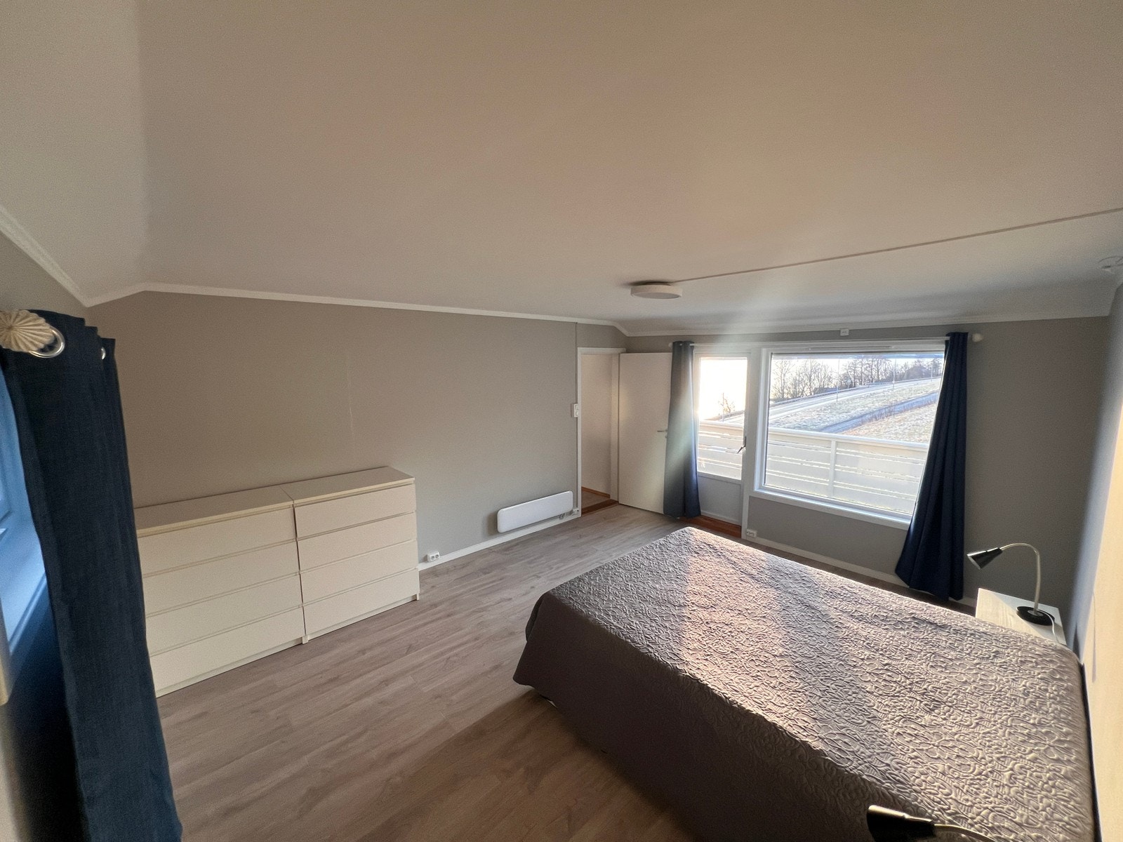 Soverom mot vest med balkong og nydelige solforhold Galleribilde