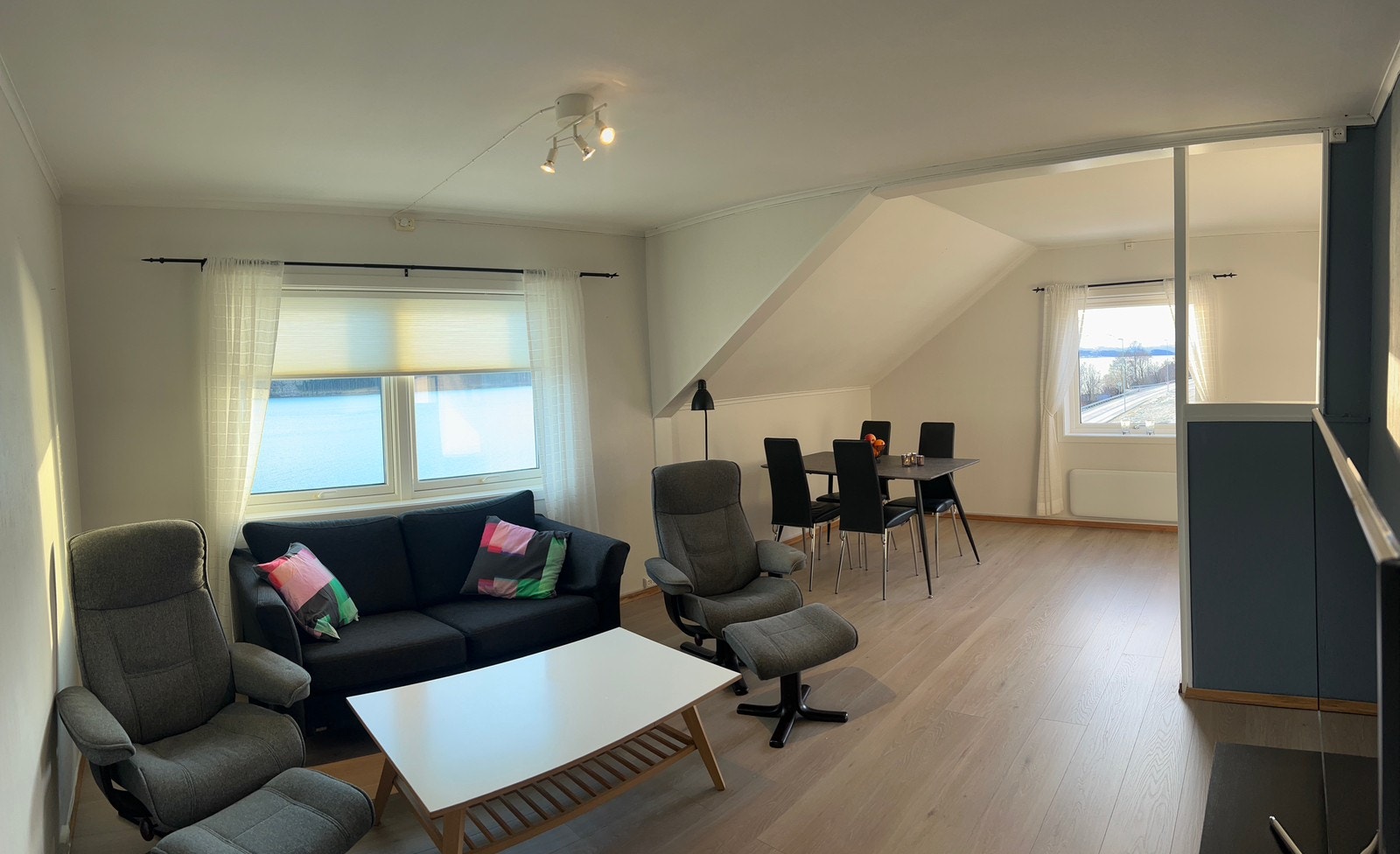 Stue med sofagruppe og spisebord Galleribilde