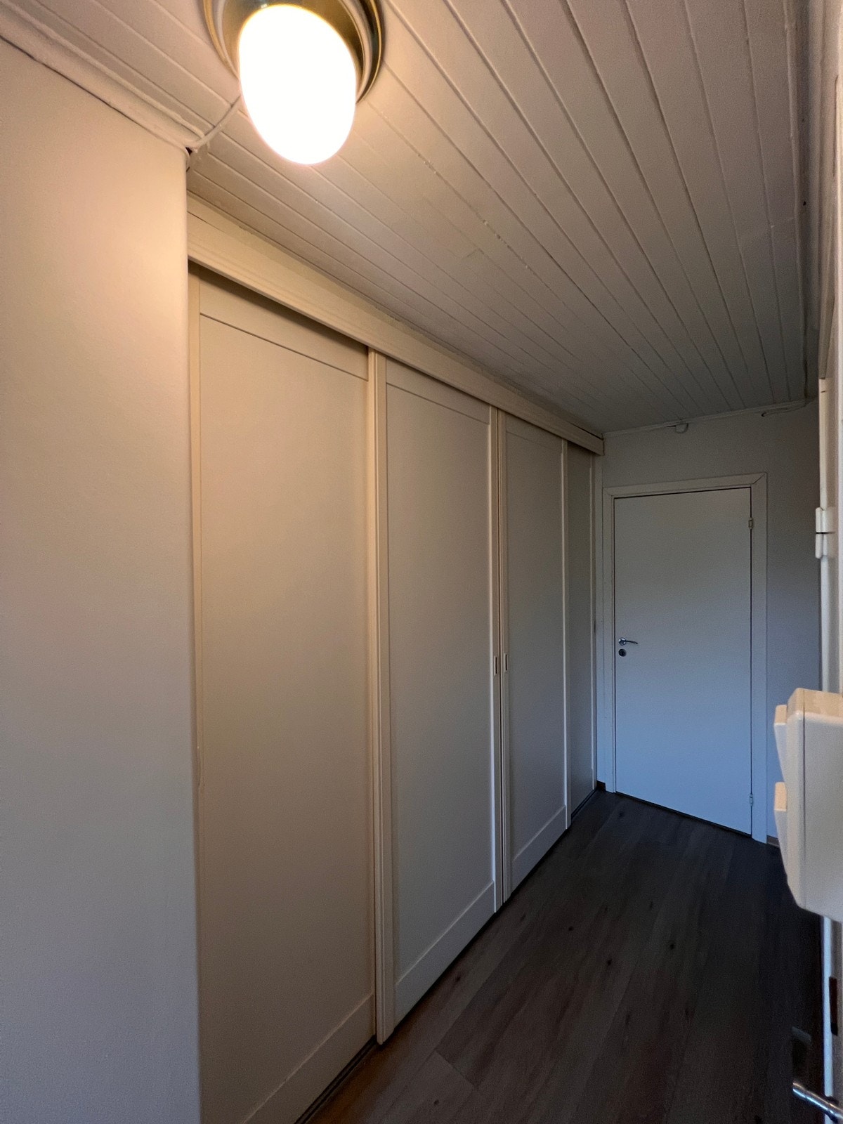 Godt med lagringsplass i skap i gangen Galleribilde