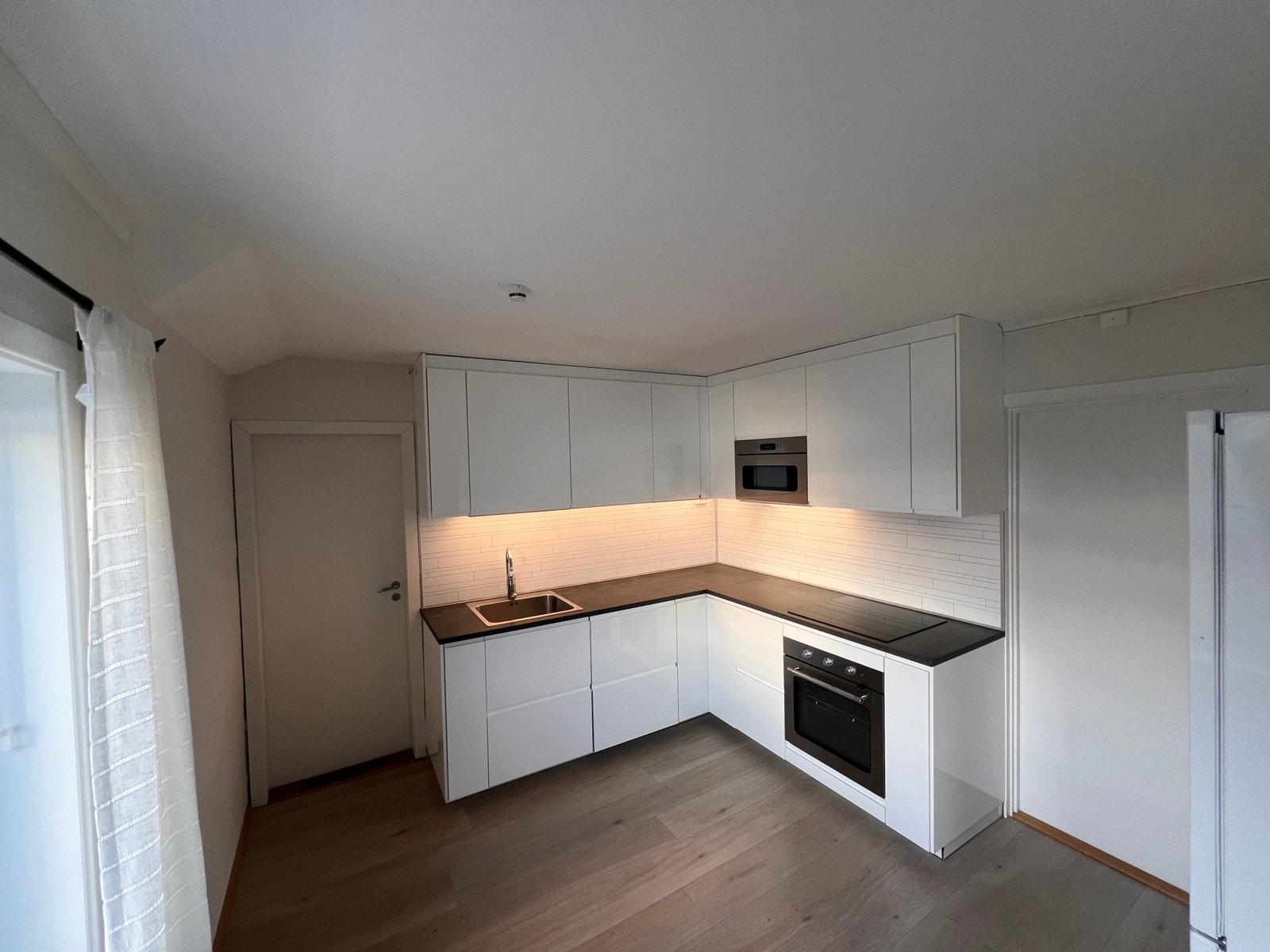 Kjøkken komplett med hvitevarer og kjøkkenutstyr Galleribilde