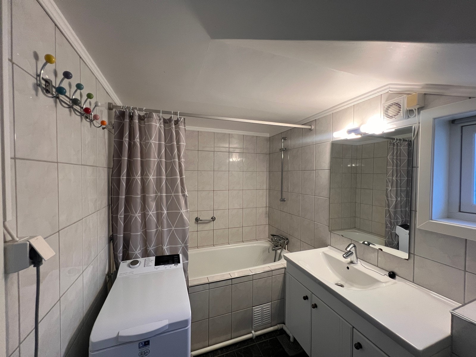 Bad med badekar/dusj og vaskemaskin Galleribilde